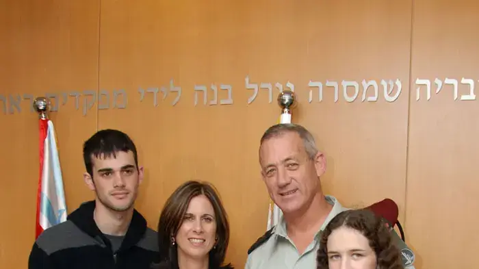 הרמטכ"ל החדש בני גנץ יחד עם בני משפחתו, פברואר 2011