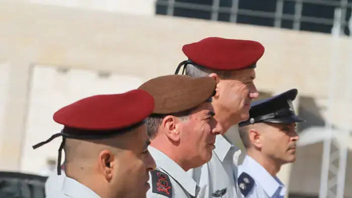הרמטכ"ל היוצא גבי אשכנזי והרמטכ"ל הנכנס בני גנץ, פברואר 2011 הרמטכ"ל היוצא גבי אשכנזי והרמטכ"ל הנכנס בני גנץ, פברואר 2011