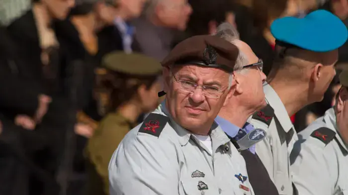 סגן הרמטכ"ל יאיר נווה בטקס הפרידה מהרמטכ"ל היוצא גבי אשכנזי וקבלתו של הרמטכ"ל החדש בני גנץ, פברואר 2011