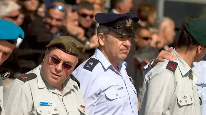 מפקד חיל האוויר עידו נחושתן יחד עם דובר צה"ל אבי בניהו בטקס הפרידה מהרמטכ"ל היוצא גבי אשכנזי וקבלתו של הרמטכל החדש בני גנץ, פברואר 2011