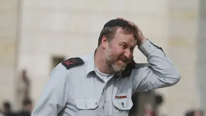 הפרקליט הצבאי הראשי אביחי מנדלבליט בטקס הפרידה מהרמטכ"ל היוצא גבי אשכנזי וקבלתו של הרמטכל החדש בני גנץ, פברואר 2011 הפרקליט הצבאי הראשי אביחי מנדלבליט בטקס הפרידה מהרמטכ"ל היוצא גבי אשכנזי וקבלתו של הרמטכל החדש בני גנץ, פברואר 2011