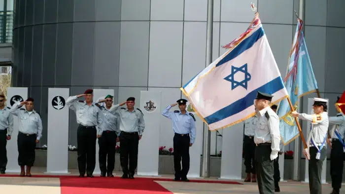 הרמטכ"ל החדש בני גנץ יחד עם הרמטכ"ל היוצא גבי אשכנזי בטקס קבלת התפקיד בקריה, פברואר 2011