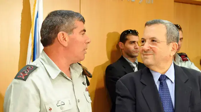 שר הביטחון, אהוד ברק, עם הרמטכ"ל היוצא, גבי אשכנזי, פברואר 2011 שר הביטחון, אהוד ברק, עם הרמטכ"ל היוצא, גבי אשכנזי, פברואר 2011