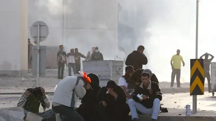 מפגינים שיעים בכפרים שסביב מנמה בירת בחריין מפגינים שיעים בכפרים שסביב מנמה בירת בחריין