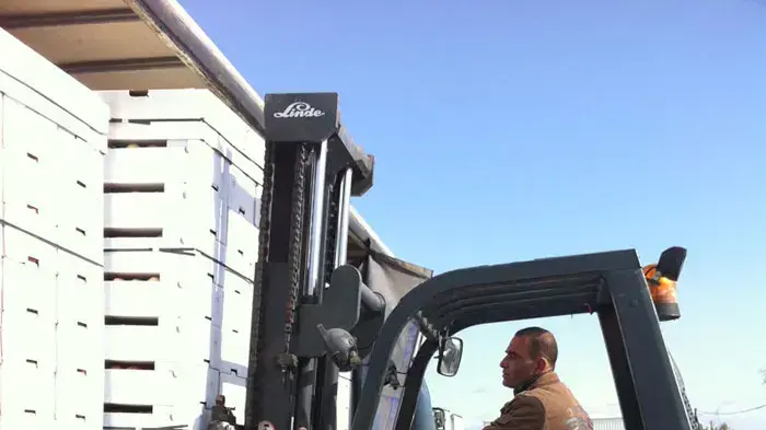 העברת תפוחים מישראל לסוריה במעבר קוניטרה בגולן, פברואר 2011 העברת תפוחים מישראל לסוריה במעבר קוניטרה בגולן, פברואר 2011