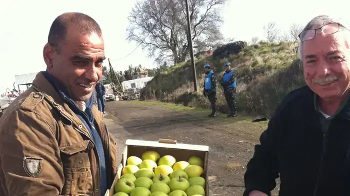 העברת תפוחים מישראל לסוריה במעבר קוניטרה בגולן, פברואר 2011 העברת תפוחים מישראל לסוריה במעבר קוניטרה בגולן, פברואר 2011