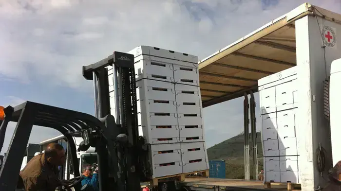 העברת תפוחים מישראל לסוריה במעבר קוניטרה בגולן, פברואר 2011 העברת תפוחים מישראל לסוריה במעבר קוניטרה בגולן, פברואר 2011