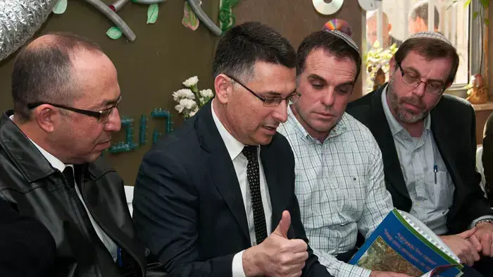 שר החינוך גדעון סער, ראש מועצת אפרת עודד רביבי ומנהל מחוז ירושלים במשרד החינוך מאיר שמעוני במהלך ביקור של שר החינוך באפרת, פברואר 2011 שר החינוך גדעון סער, ראש מועצת אפרת עודד רביבי ומנהל מחוז ירושלים במשרד החינוך מאיר שמעוני במהלך ביקור של שר החינוך באפרת, פברואר 2011