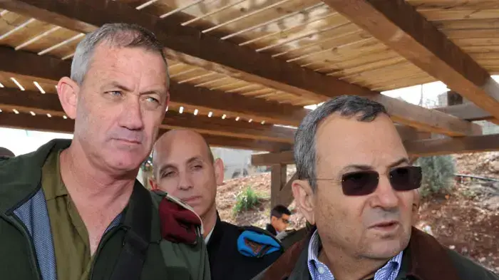הרמטכ"ל בני גנץ ושר הביטחון אהוד ברק בסיור בצפון, פברואר 2011 הרמטכ"ל בני גנץ ושר הביטחון אהוד ברק בסיור בצפון, פברואר 2011