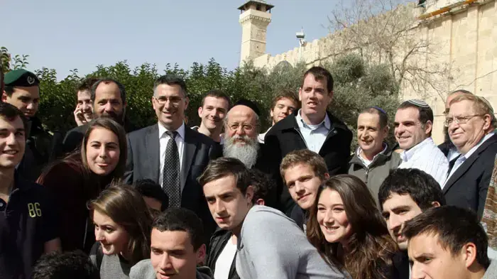 שר החינוך גדעון סער יחד עם ראש מועצת קרית ארבע חברון מלאכי לוינגר, דובר הישוב היהודי בחברון נועם ארנון סגן שר החינוך ח"כ מנחם אליעזר מוזס וראש מועצת אפרת, פברואר 2011 שר החינוך גדעון סער יחד עם ראש מועצת קרית ארבע חברון מלאכי לוינגר, דובר הישוב היהודי בחברון נועם ארנון סגן שר החינוך ח"כ מנחם אליעזר מוזס וראש מועצת אפרת, פברואר 2011