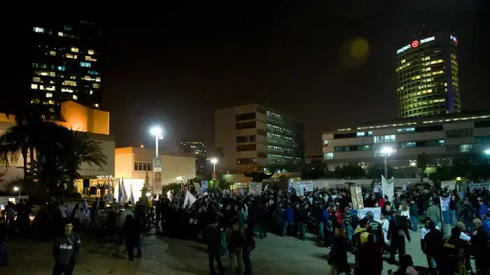 הפגנה נגד העלאת מחירי הדלק ברחבת מוזיאון תל אביב, פברואר 2011