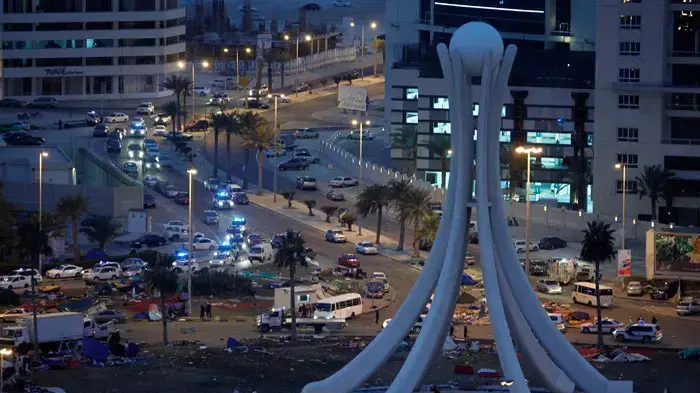 המשטרה מפנה מפגינים מכיכר הפנינה במרכז מנמה בירת בחריין, 17 בפברואר 2011 המשטרה מפנה מפגינים מכיכר הפנינה במרכז מנמה בירת בחריין, 17 בפברואר 2011