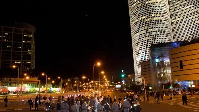 מחאה נגד מחירי הדלק וחסימת הכביש סמוך למגדלי עזריאלי, פברואר 2011