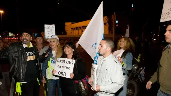 מחאה נגד מחירי הדלק וחסימת הכביש סמוך למגדלי עזריאלי, פברואר 2011