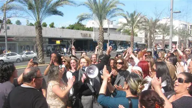 גננות בגני ויצ"ו שובתות מול הנהלת ויצ"ו בתל אביב, פברואר 2011 גננות בגני ויצ"ו שובתות מול הנהלת ויצ"ו בתל אביב, פברואר 2011