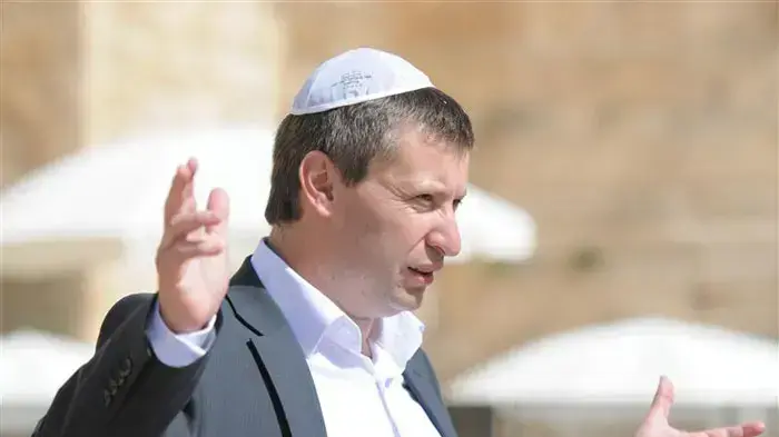 הכורים הצ'יליאנים בכותל, במהלך ביקורם בארץ, פברואר 2011