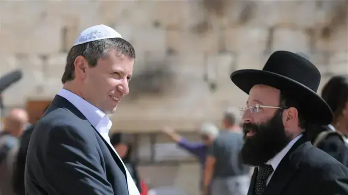 הכורים הצ'יליאנים בכותל, במהלך ביקורם בארץ, פברואר 2011