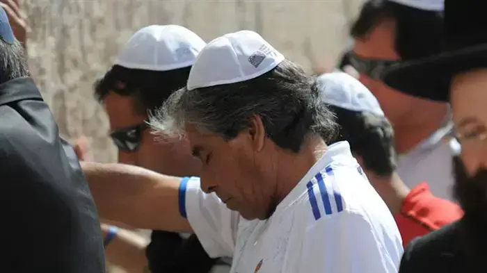 הכורים הצ'יליאנים בכותל, במהלך ביקורם בארץ, פברואר 2011