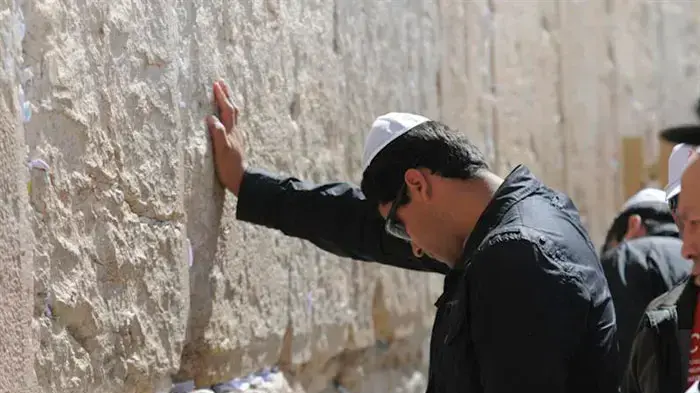 הכורים הצ'יליאנים בכותל, במהלך ביקורם בארץ, פברואר 2011