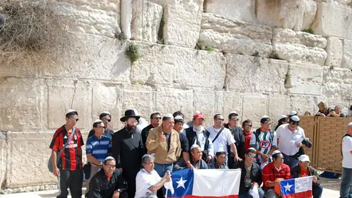 הכורים הצ'יליאנים בכותל, במהלך ביקורם בארץ, פברואר 2011