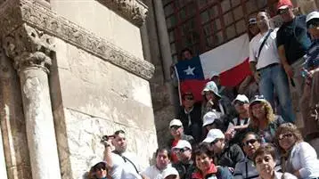 הכורים הצ'יליאנים בכנסיית הקבר, במהלך ביקורם בארץ, פברואר 2011
