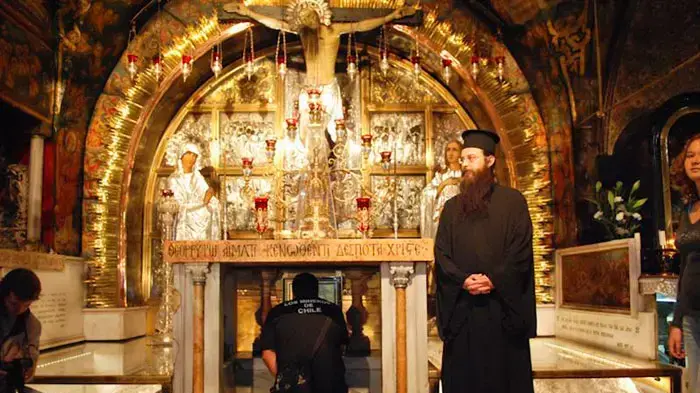 הכורים הצ'יליאנים בכנסיית הקבר, במהלך ביקורם בארץ, פברואר 2011