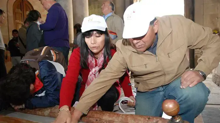 הכורים הצ'יליאנים בכנסיית הקבר, במהלך ביקורם בארץ, פברואר 2011
