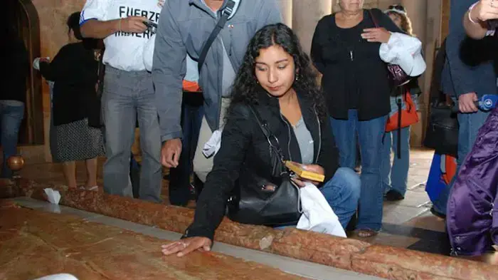 הכורים הצ'יליאנים בכנסיית הקבר, במהלך ביקורם בארץ, פברואר 2011