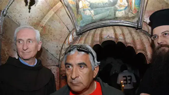 הכורים הצ'יליאנים בכנסיית הקבר, במהלך ביקורם בארץ, פברואר 2011