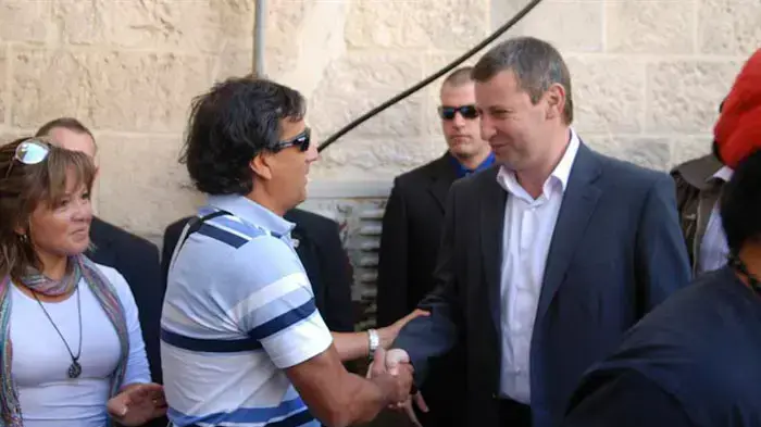 הכורים הצ'יליאנים בכנסיית הקבר, במהלך ביקורם בארץ, פברואר 2011