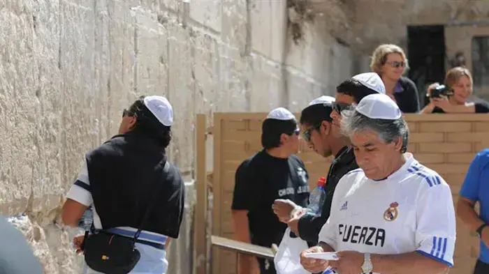 הכורים הצ'יליאנים בכותל, במהלך ביקורם בארץ, פברואר 2011