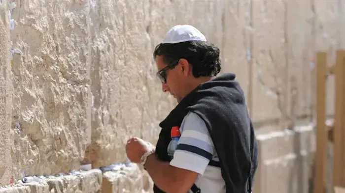 הכורים הצ'יליאנים בכותל, במהלך ביקורם בארץ, פברואר 2011