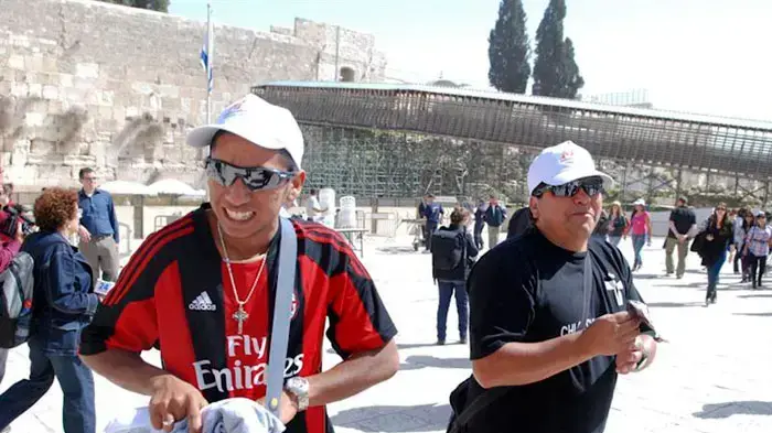 הכורים הצ'יליאנים בכותל, במהלך ביקורם בארץ, פברואר 2011