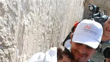 הכורים הצ'יליאנים בכותל, במהלך ביקורם בארץ, פברואר 2011