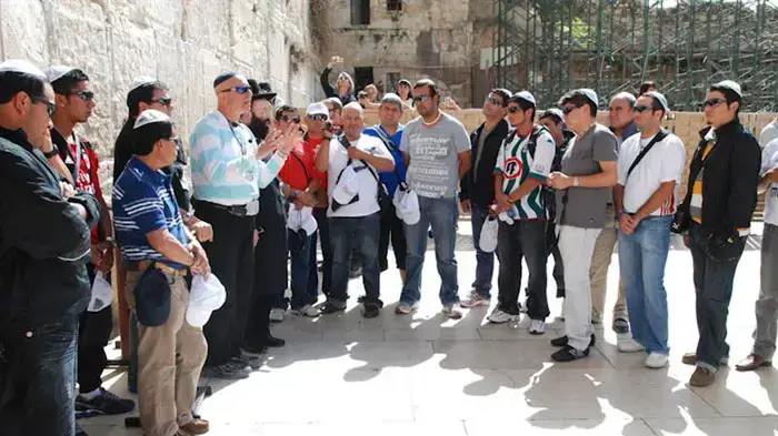 הכורים הצ'יליאנים בכותל, במהלך ביקורם בארץ, פברואר 2011