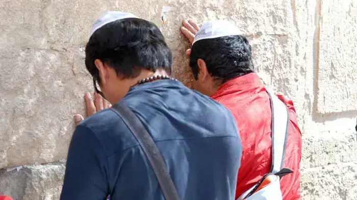 הכורים הצ'יליאנים בכותל, במהלך ביקורם בארץ, פברואר 2011