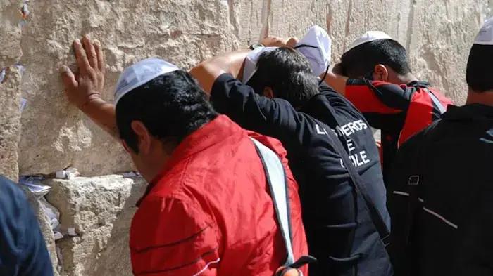 הכורים הצ'יליאנים בכותל, במהלך ביקורם בארץ, פברואר 2011