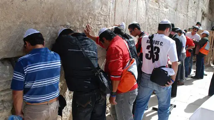 הכורים הצ'יליאנים בכותל, במהלך ביקורם בארץ, פברואר 2011