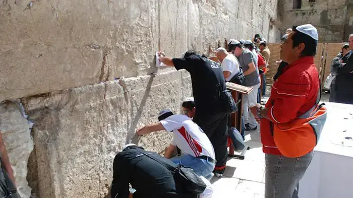 הכורים הצ'יליאנים בכותל, במהלך ביקורם בארץ, פברואר 2011