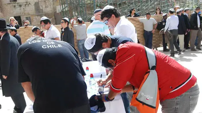 הכורים הצ'יליאנים בכותל, במהלך ביקורם בארץ, פברואר 2011