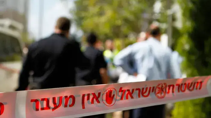 שתי גופות נמצאו בדירה בקרית אתא, הגופות מוצאות מהדירה, פברואר 2011 שתי גופות נמצאו בדירה בקרית אתא, הגופות מוצאות מהדירה, פברואר 2011
