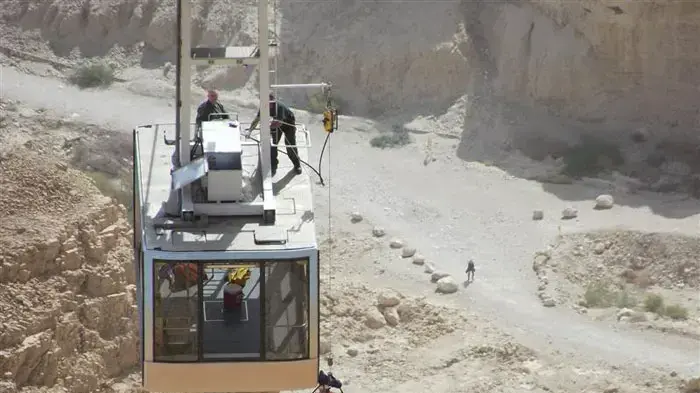 אדם שהתמוטט במצדה חולץ בעזרת הרכבל, פברואר 2011 אדם שהתמוטט במצדה חולץ בעזרת הרכבל, פברואר 2011
