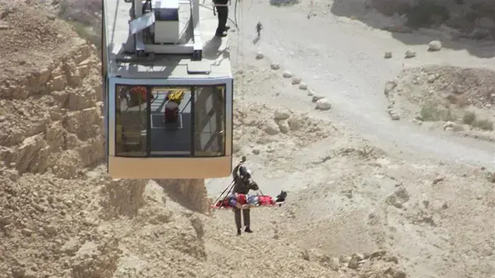 אדם שהתמוטט במצדה חולץ בעזרת הרכבל, פברואר 2011 אדם שהתמוטט במצדה חולץ בעזרת הרכבל, פברואר 2011