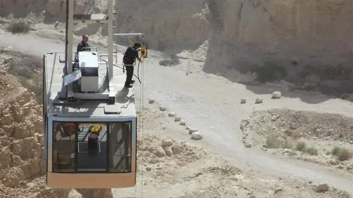 אדם שהתמוטט במצדה חולץ בעזרת הרכבל, פברואר 2011 אדם שהתמוטט במצדה חולץ בעזרת הרכבל, פברואר 2011