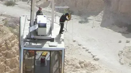 אדם שהתמוטט במצדה חולץ בעזרת הרכבל, פברואר 2011 אדם שהתמוטט במצדה חולץ בעזרת הרכבל, פברואר 2011