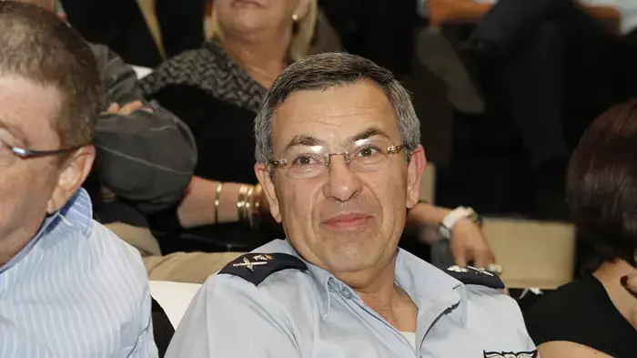 עידו נחושתן במהלך ערב "חיים שכאלה" לכבוד יעקב טרנר, פברואר 2011