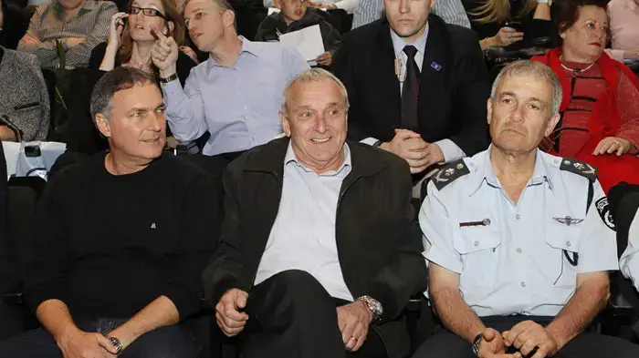 דודי כהן, יצחק אהרונוביץ' ויוחנן דנינו במהלך ערב "חיים שכאלה" לכבוד יעקב טרנר, פברואר 2011