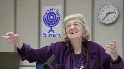 נתיבה בן יהודה מהתכנית "נתיבה מדברת ומקשיבה" ברשת ב' של "קול ישראל" נתיבה בן יהודה מהתכנית "נתיבה מדברת ומקשיבה" ברשת ב' של "קול ישראל"