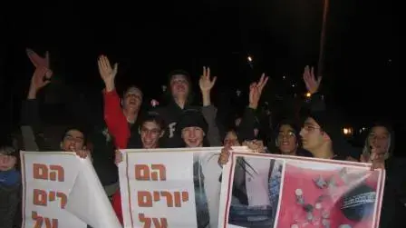 מחאה של פעילי ימין בצמתים בירושלים נגד פינוי חוות גלעד, פברואר 2011 מחאה של פעילי ימין בצמתים בירושלים נגד פינוי חוות גלעד, פברואר 2011