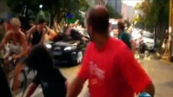 מול המצלמה: נהג דרס עשרות רוכבי אופניים